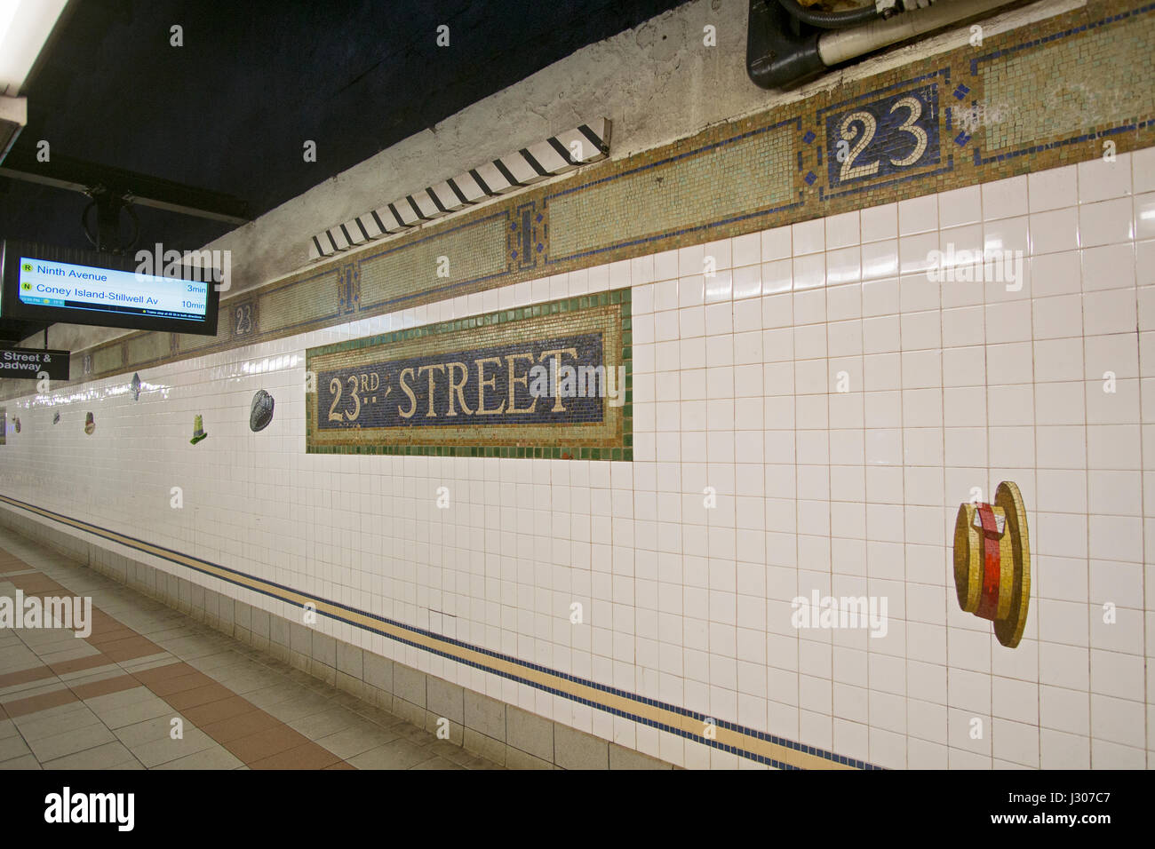 La metropolitana di arte presso la 23rd Street n, q e r il treno alla metropolitana piattaforma in Manhattan, New York City. Foto Stock