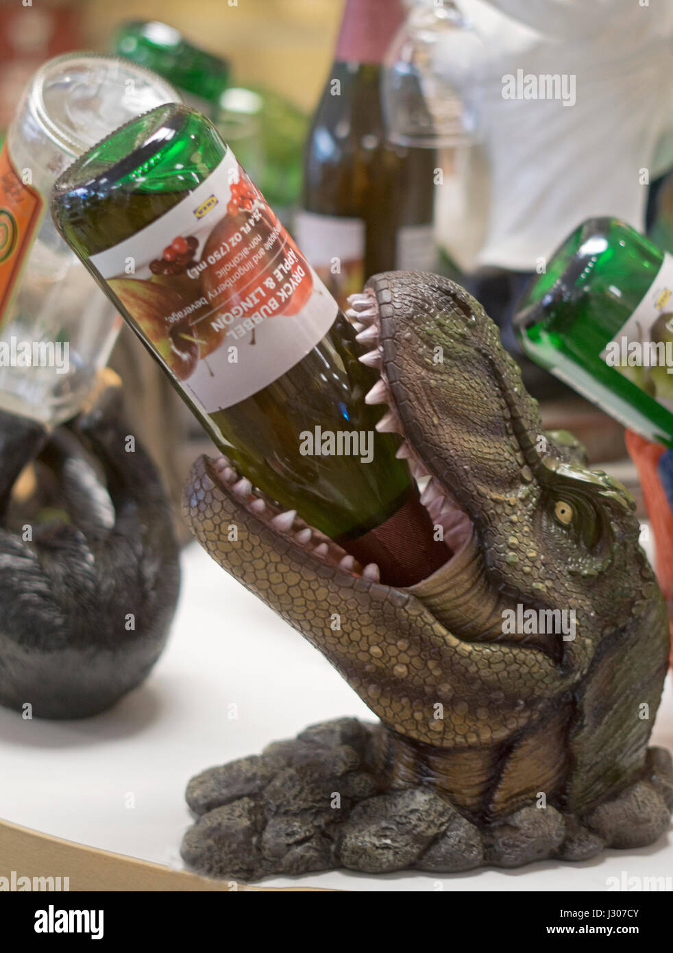Un vino di alligatore portabottiglie per vendita a gadget gadget & a Tanger Outlet Mall a Deer Park Long Island, New York. Foto Stock