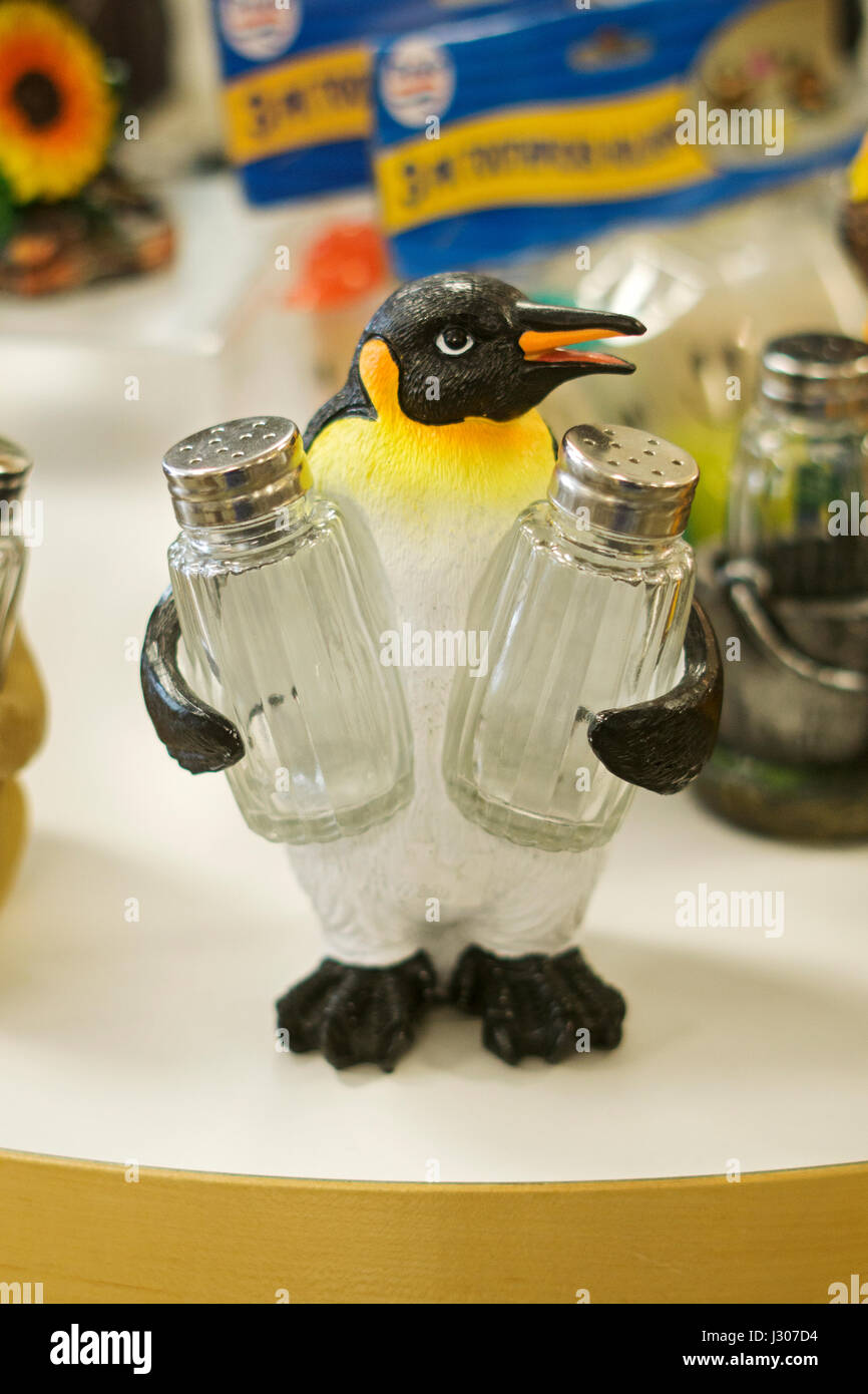 Una forma di pinguino sale e pepe titolare per vendita a gadget gadget & a Tanger Outlet Mall a Deer Park Long Island, New York. Foto Stock