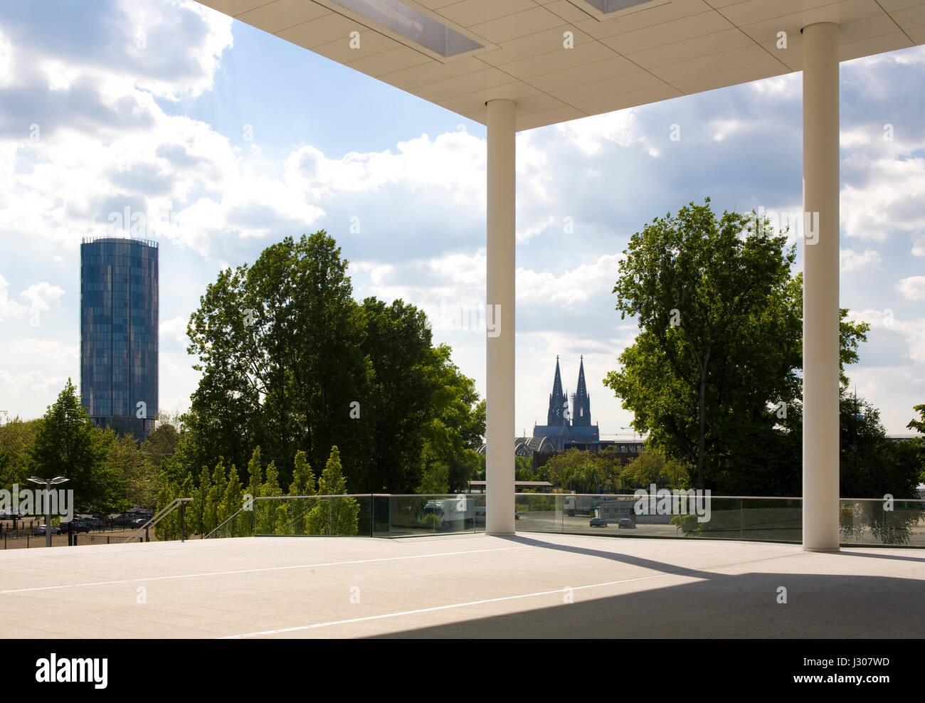 Germania, Colonia, vista dall'entrata sud di spazi espositivi in città distretto Deutz al KoelnTriangle Tower e la cattedrale Foto Stock
