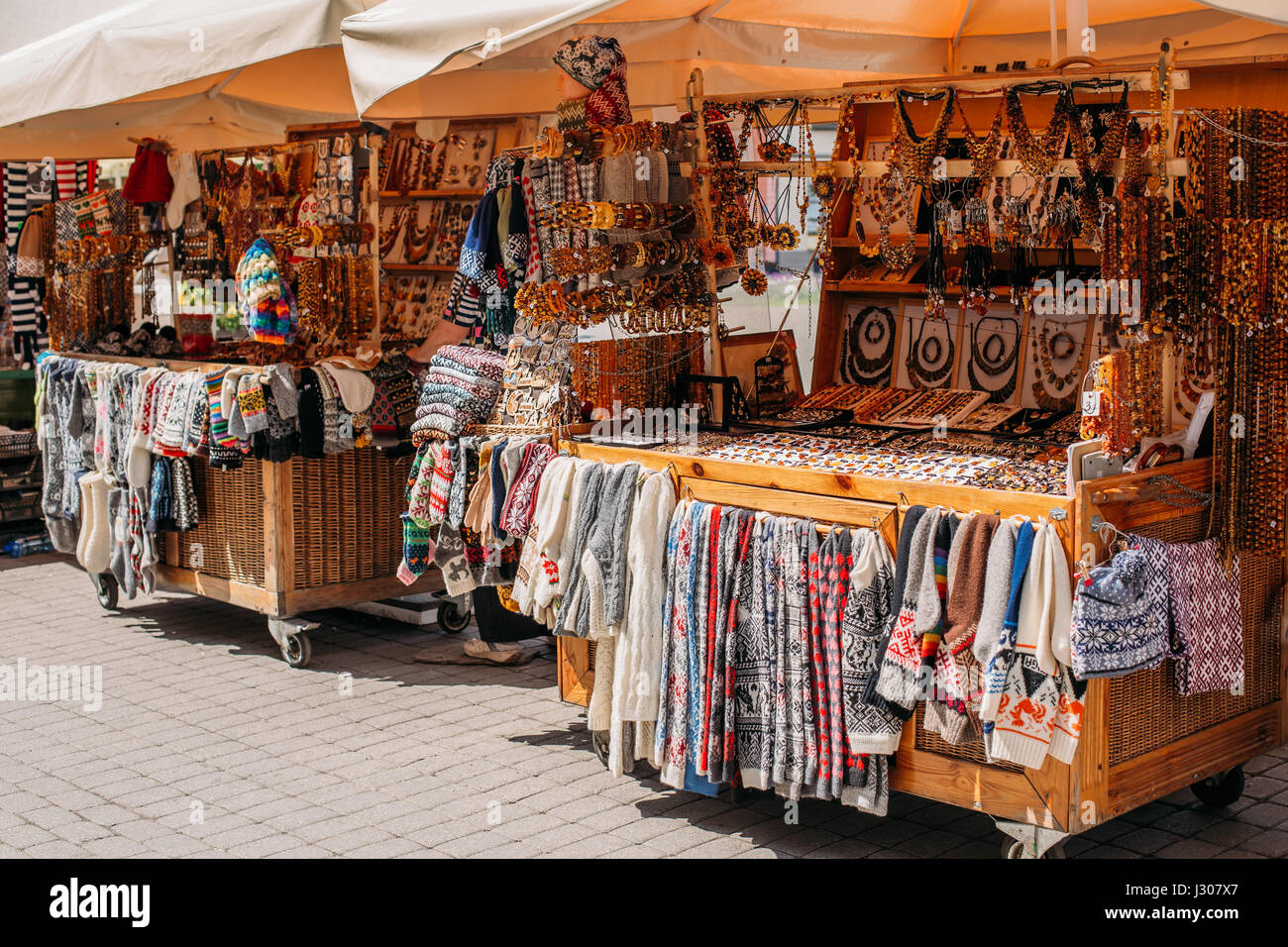 Riga, Lettonia. Mercato rionale in Piazza Livu. Case commerciali con vendita di doni, dolciumi e negozio di souvenir in legno e ambra. Foto Stock