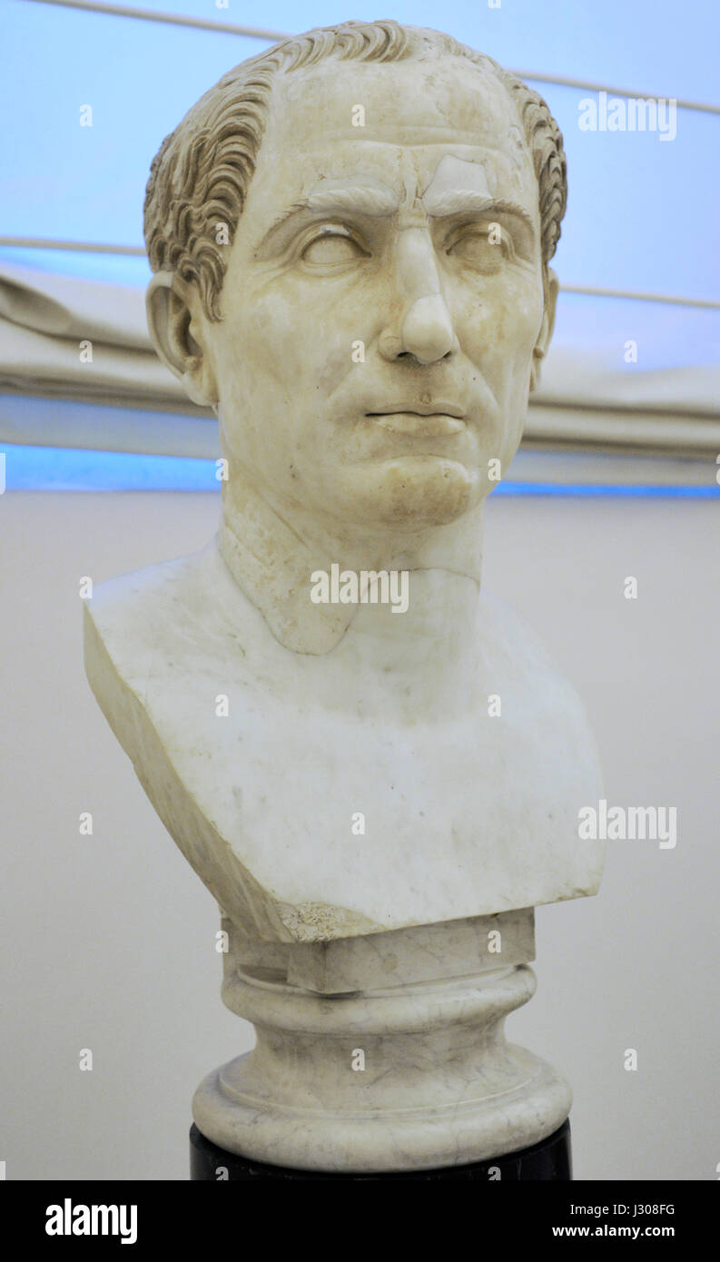 Giulio Cesare (100-44 a.C.). Politico romano e generale. Copia Trajanic (AD 110) di un originale del 50 A.C. Museo Archeologico Nazionale. Napoli. L'Italia. Foto Stock
