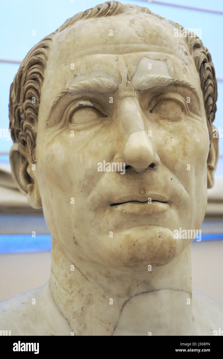 Giulio Cesare (100-44 a.C.). Politico romano e generale. Copia Trajanic (AD 110) di un originale del 50 A.C. Museo Archeologico Nazionale. Napoli. L'Italia. Foto Stock
