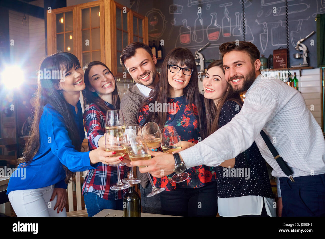 Gli amici con gli occhiali alla celebrazione nel ristorante divertirsi un Foto Stock
