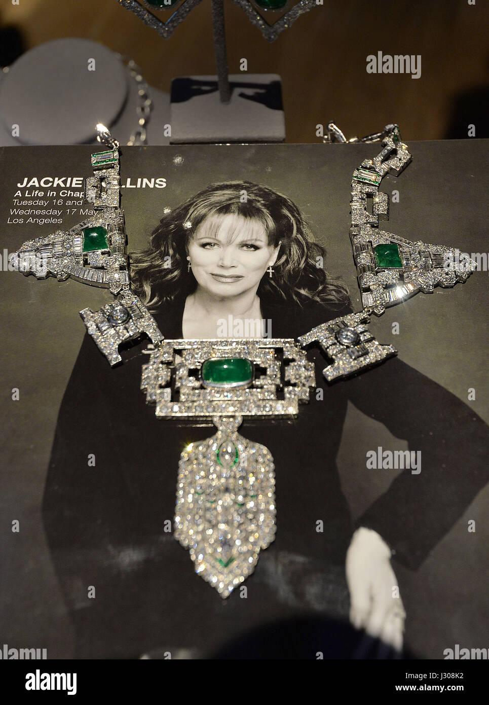 Jackie Collins e smeraldo collana di diamanti valutati a 40-60.000 dollari USA presso la casa d'aste londinese di uffici, parte del suo imminente vendita della scrittrice' estate che si svolgerà a Los Angeles entro questo mese. Foto Stock