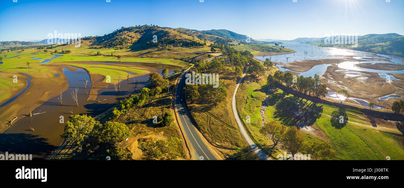 Antenna paesaggio panorama di Murray Valley Highway e ponte sopra il lago di Hume sulla luminosa giornata di sole. Victoria, Australia Foto Stock