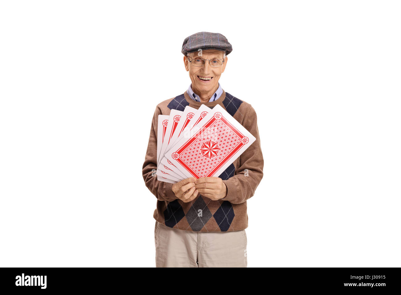 Senior con carte da gioco guardando la telecamera e sorridente isolati su sfondo bianco Foto Stock