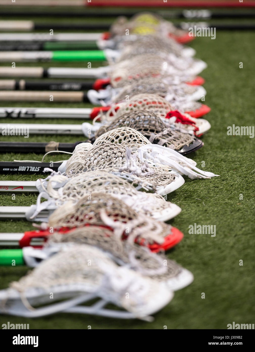 Lacrosse bastoni su un campo prima di una partita alla Rutgers University Foto Stock