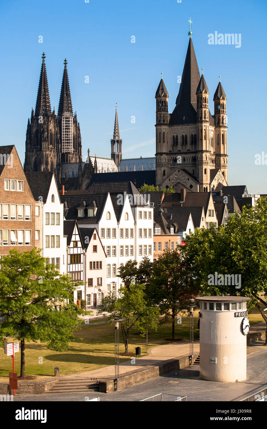 Germania, Colonia, case nella parte vecchia della città alla Frankenwerft, la cattedrale e la chiesa al lordo di San Martino. Foto Stock