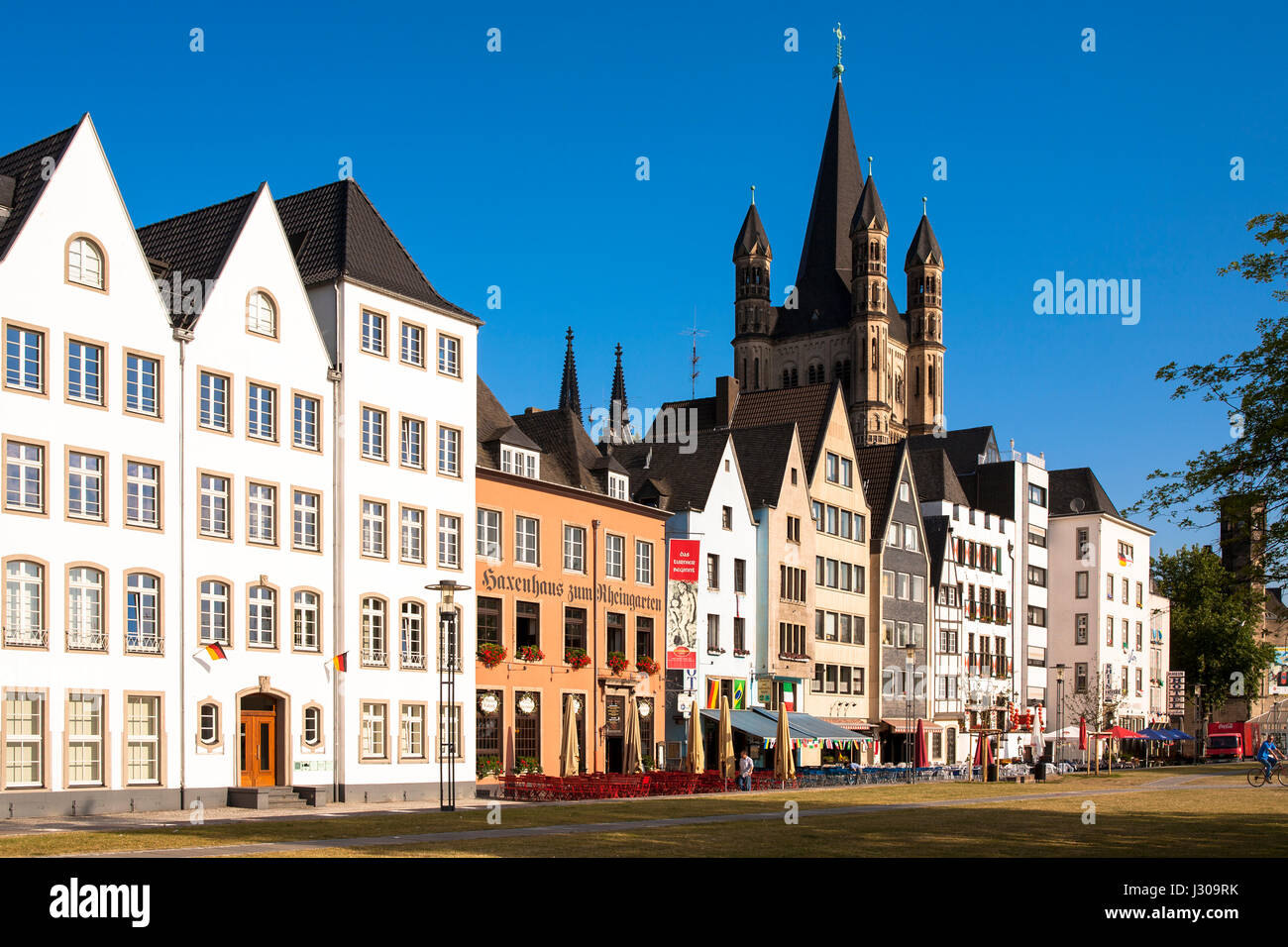 Germania, Colonia, case nella parte vecchia della città alla Frankenwerft, chiesa lordi di San Martin. Foto Stock