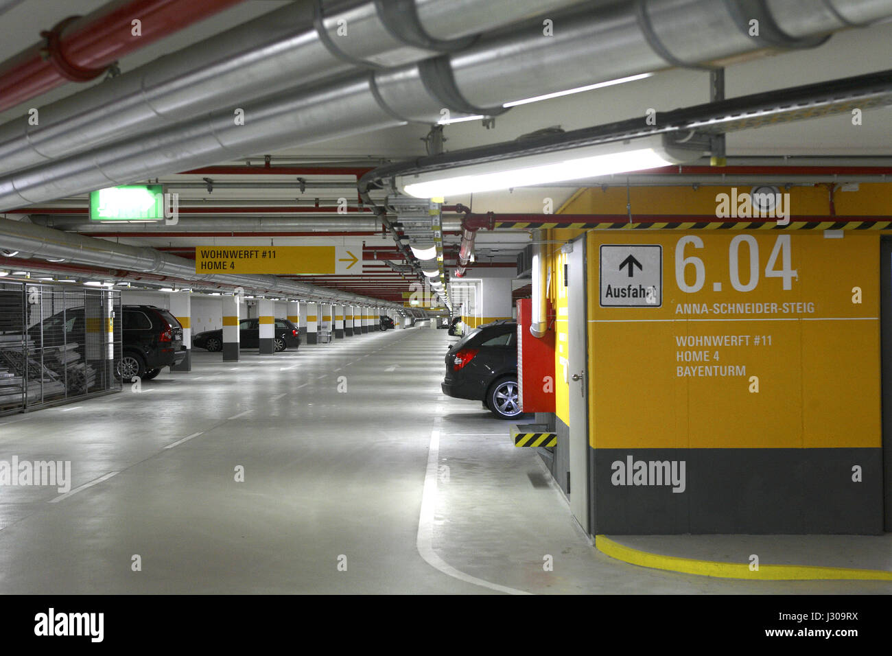 Germania, Colonia, parcheggio multipiano presso il porto di Rheinau,questo parcheggio garage è con 1,6 chilometri la lunghezza più lunga in Europa Foto Stock