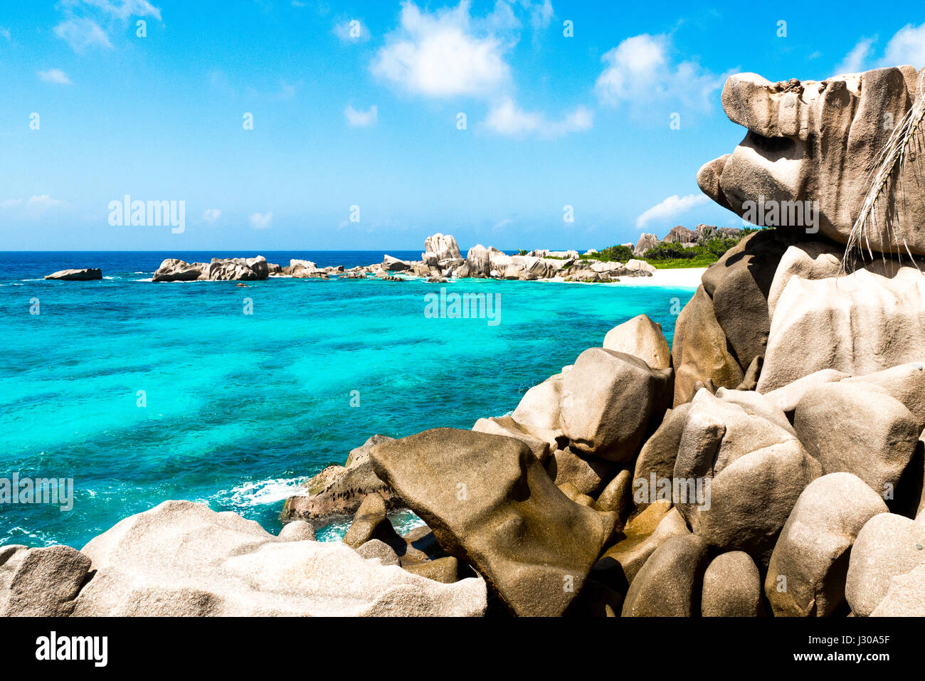 Isola tropicale paesaggistico, il percorso di un segreto e la bellissima spiaggia naturale, Anse Marron, La Digue, Seicelle Foto Stock