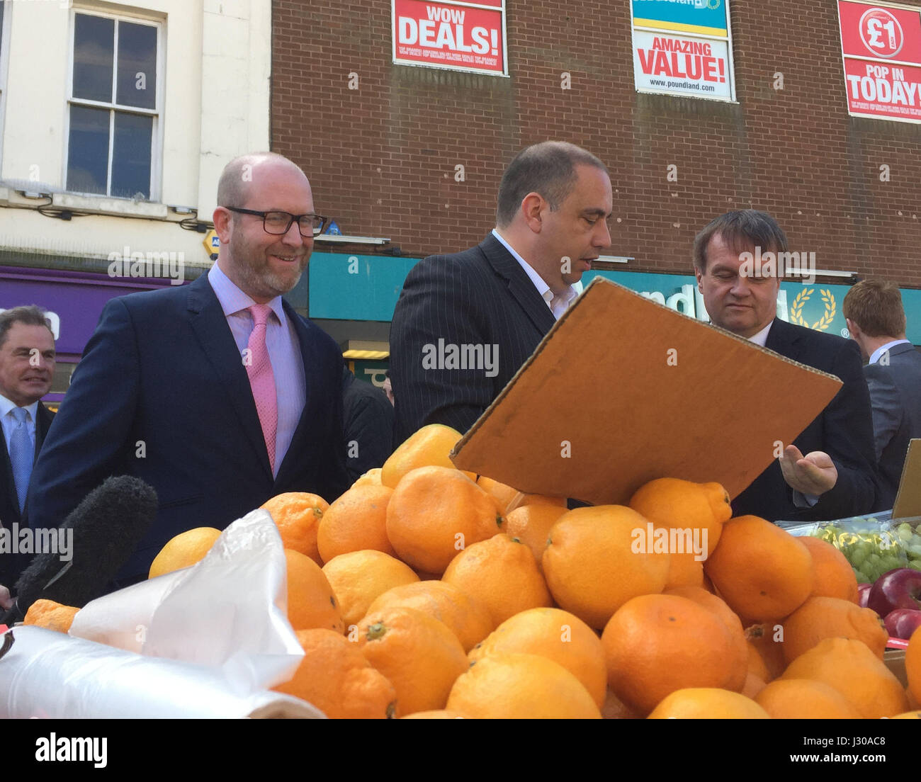 Il Ukip leader Paolo Nuttall durante un aborigeno di Dudley town center nel West Midlands, con il Ukip West Midlands MEP Bill Etheridge (destra), durante la campagna elettorale trail. Foto Stock