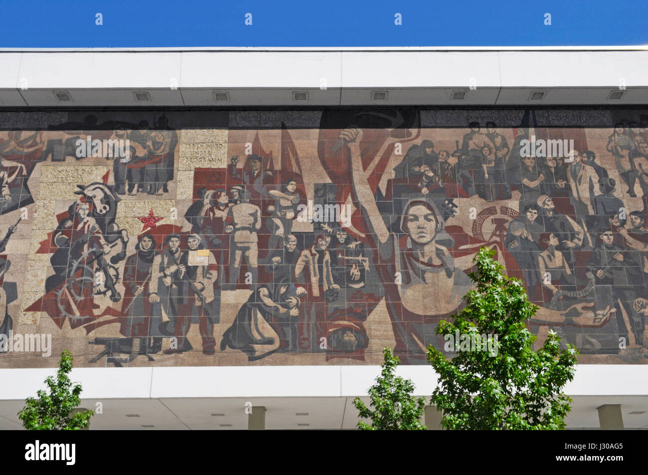 Murale 'Der Weg der Roten Fahne' a lato del Kulturpalast, Dresda, Sassonia, Germania Foto Stock