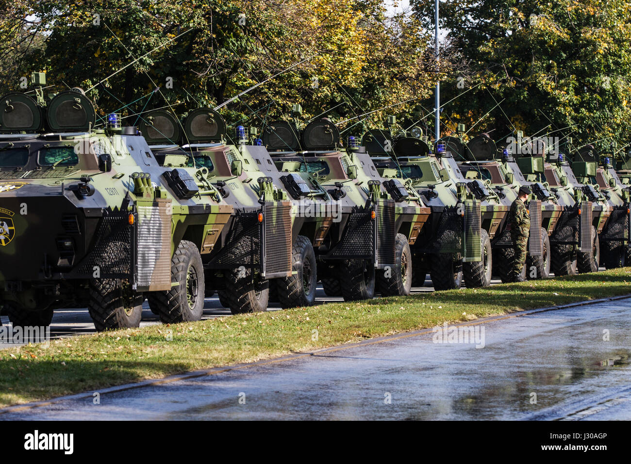 Belgrado, Serbia - 12 Ottobre 2014: forze speciali di polizia serbe di veicoli su strada di Belgrado, i preparativi per una parata militare a Belgrado su o Foto Stock