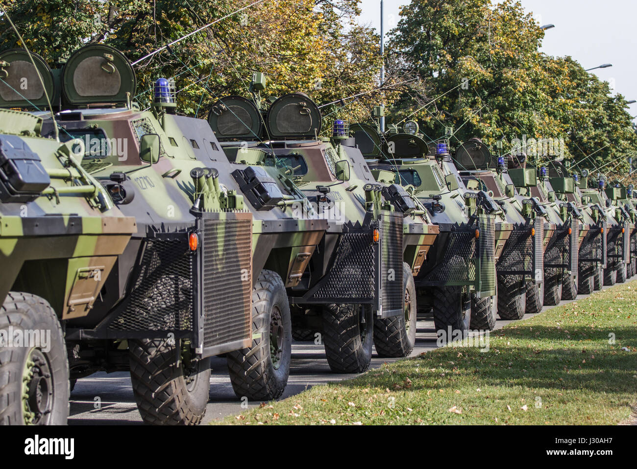 Belgrado, Serbia - 12 Ottobre 2014: forze speciali di polizia serbe di veicoli su strada di Belgrado, i preparativi per una parata militare a Belgrado su o Foto Stock
