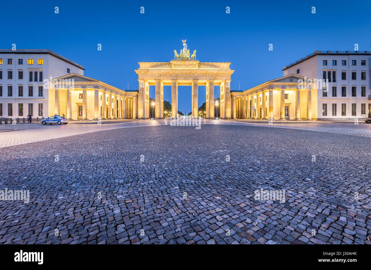 Storica porta di Brandeburgo, in Germania il più famoso punto di riferimento e un simbolo nazionale, nel post tramonto crepuscolo durante ore Blu al tramonto nel centro di Berlino Foto Stock