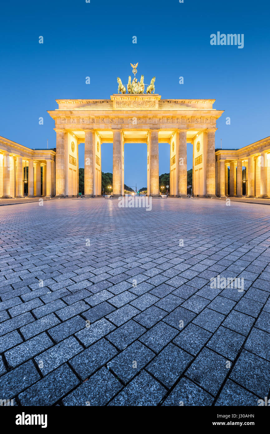 Storica porta di Brandeburgo, in Germania il più famoso punto di riferimento e un simbolo nazionale, nel post tramonto crepuscolo durante ore Blu al tramonto nel centro di Berlino Foto Stock