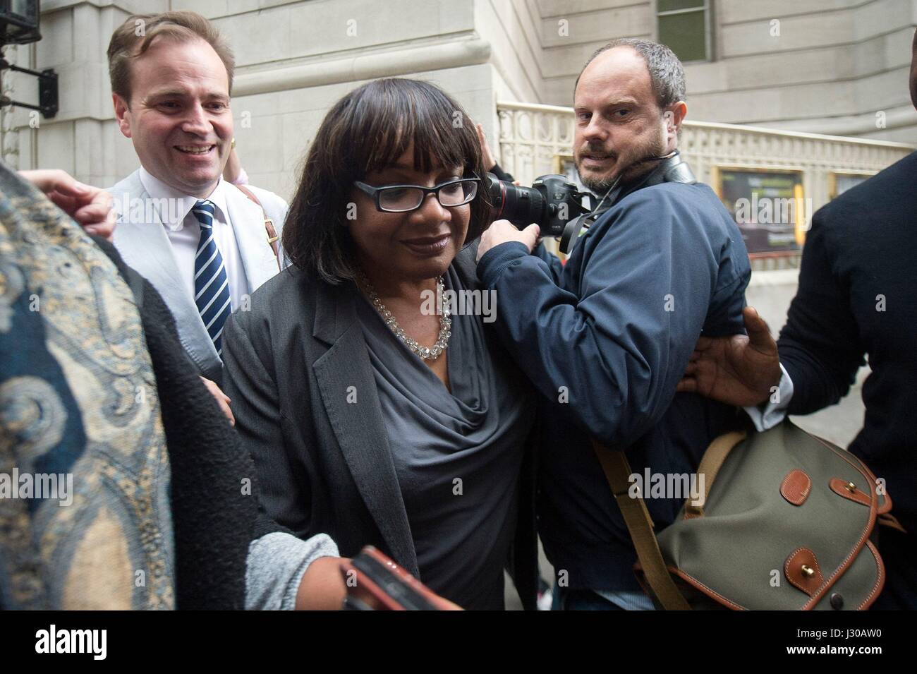 Ombra home secretary Diane Abbott Diane lasciando quattro Millbank in Westminster, Londra, seguendo il suo inciampare spiegazione di come il partito dovrebbe finanziare i suoi piani per 10.000 extra di polizia in una intervista che ha lasciato il suo lottando per fare le somme in diretta su aria. Foto Stock