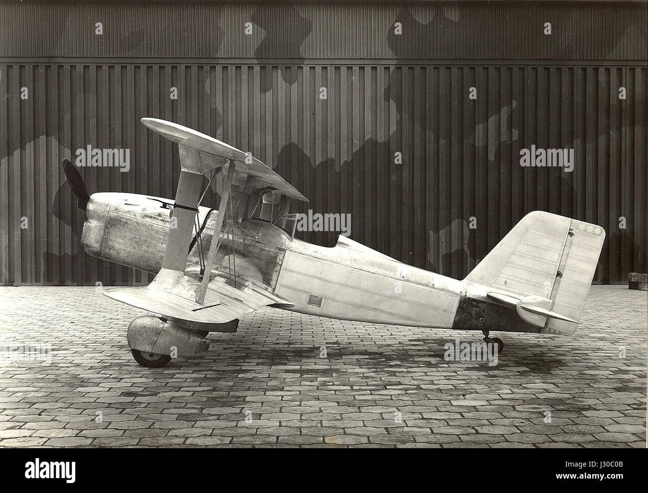 Questa foto, scattata a Forlì, raffigura un aereo dell'Aeronautica presso l'aeroporto di Predappio. L'immagine mette in evidenza il significato dell'aviazione nell'Italia dei primi anni del XX secolo, in particolare nel contesto dell'aviazione militare e dell'ascesa dell'aeronautica militare italiana. L'Aeronautica ha svolto un ruolo cruciale nelle strategie militari e nella difesa nazionale dell'Italia durante il periodo. Foto Stock