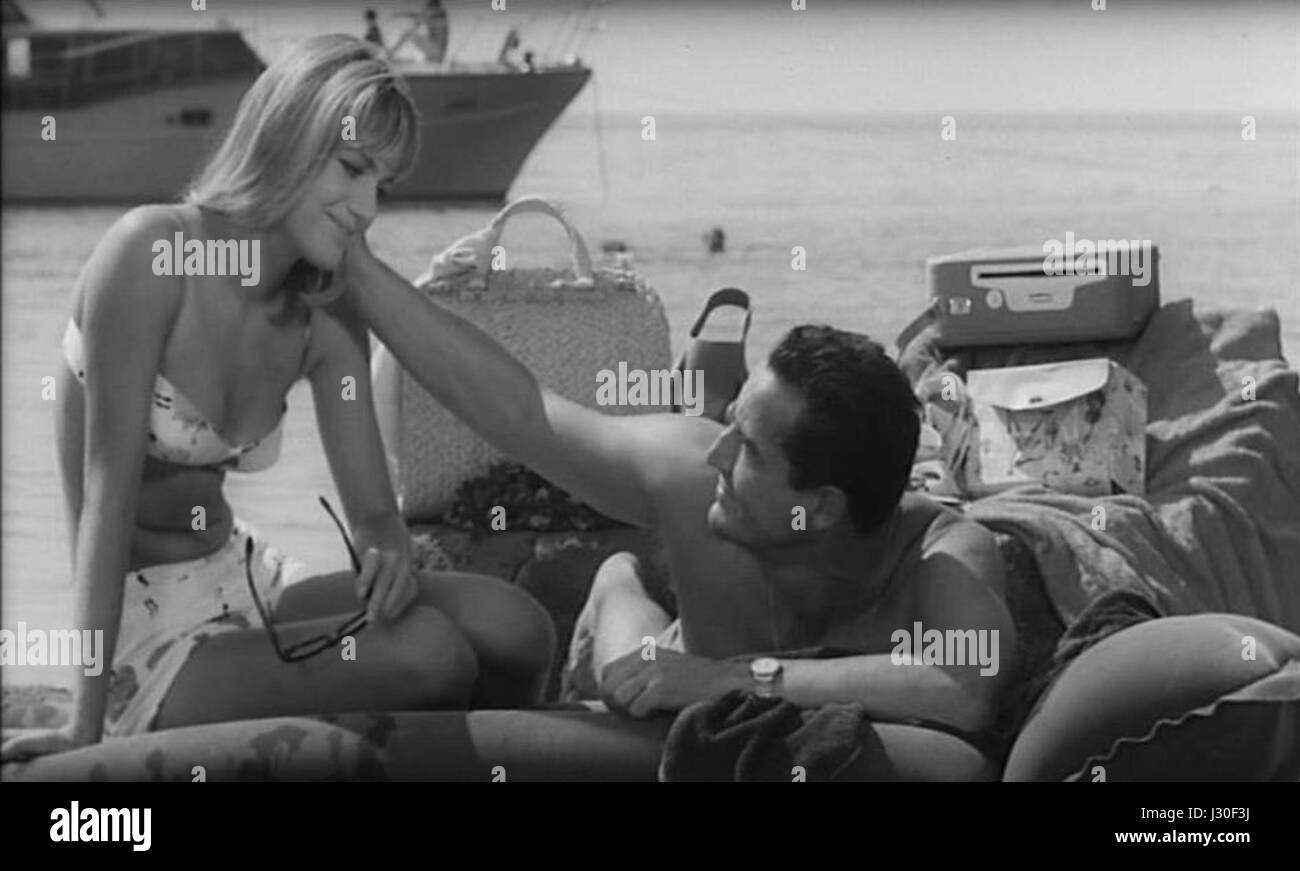 Catherine Spaak è una rinomata attrice italiana, e 'nel sorpasso' è un film italiano del 1962 in cui ha recitato. Il film, diretto da Dino Risi, è un lavoro chiave nell'industria cinematografica italiana, e la performance di Spaak ha contribuito al suo successo. Questo titolo riflette il suo coinvolgimento nel cinema classico italiano. Foto Stock