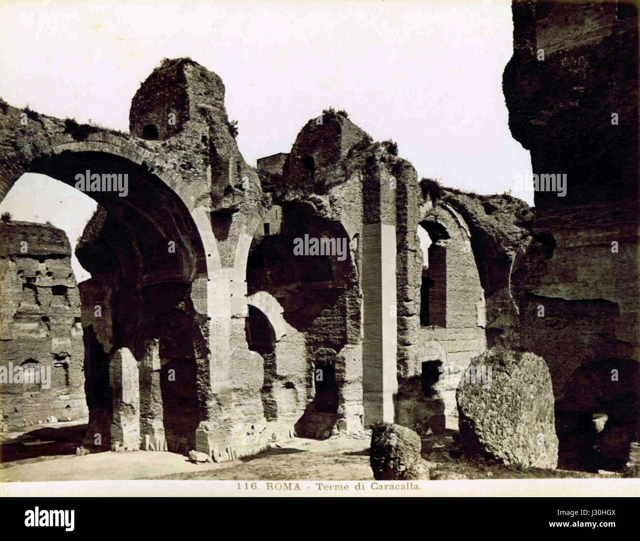 Questa immagine presenta un'opera di Domenico Anderson (1854-1938), raffigurante le Terme di Caracalla a Roma. Costruite durante l'Impero Romano, le Terme di Caracalla erano una delle più grandi e imponenti terme pubbliche dell'antica Roma. L'immagine cattura la grandezza e il significato storico di questa meraviglia architettonica romana. Foto Stock