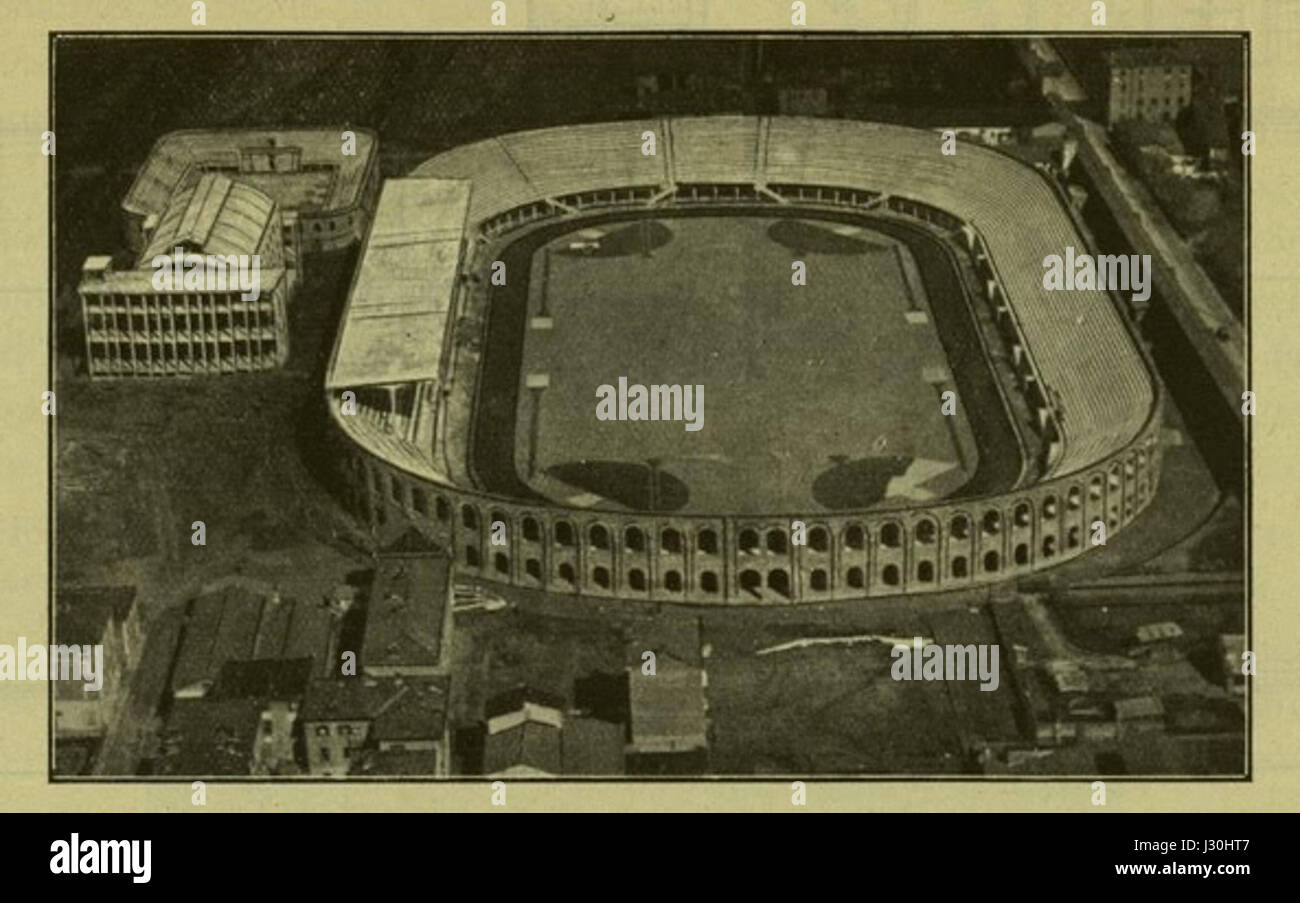 Lo Stadio Littoriale è uno stadio storico situato a Bologna, in Italia. Costruito all'inizio del XX secolo, è stato progettato in epoca fascista ed è servito come centro sportivo chiave. La sua architettura fonde elementi classici e moderni ed è un simbolo della cultura sportiva italiana all'inizio degli anni '1900 Lo stadio ha ospitato numerosi eventi significativi, tra cui partite di calcio e altre competizioni atletiche. Foto Stock