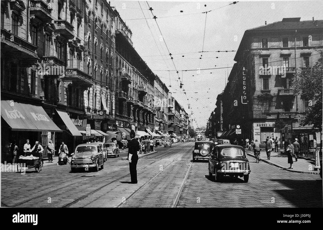 Corso Buenos Aires, situato a Milano, in Italia, è una strada importante conosciuta per i suoi negozi e le sue attività commerciali. L'area è famosa per la sua vivace scena commerciale, con boutique, grandi magazzini e varie aziende. La strada è una parte essenziale della vita urbana di Milano e una delle zone più trafficate della città. Foto Stock