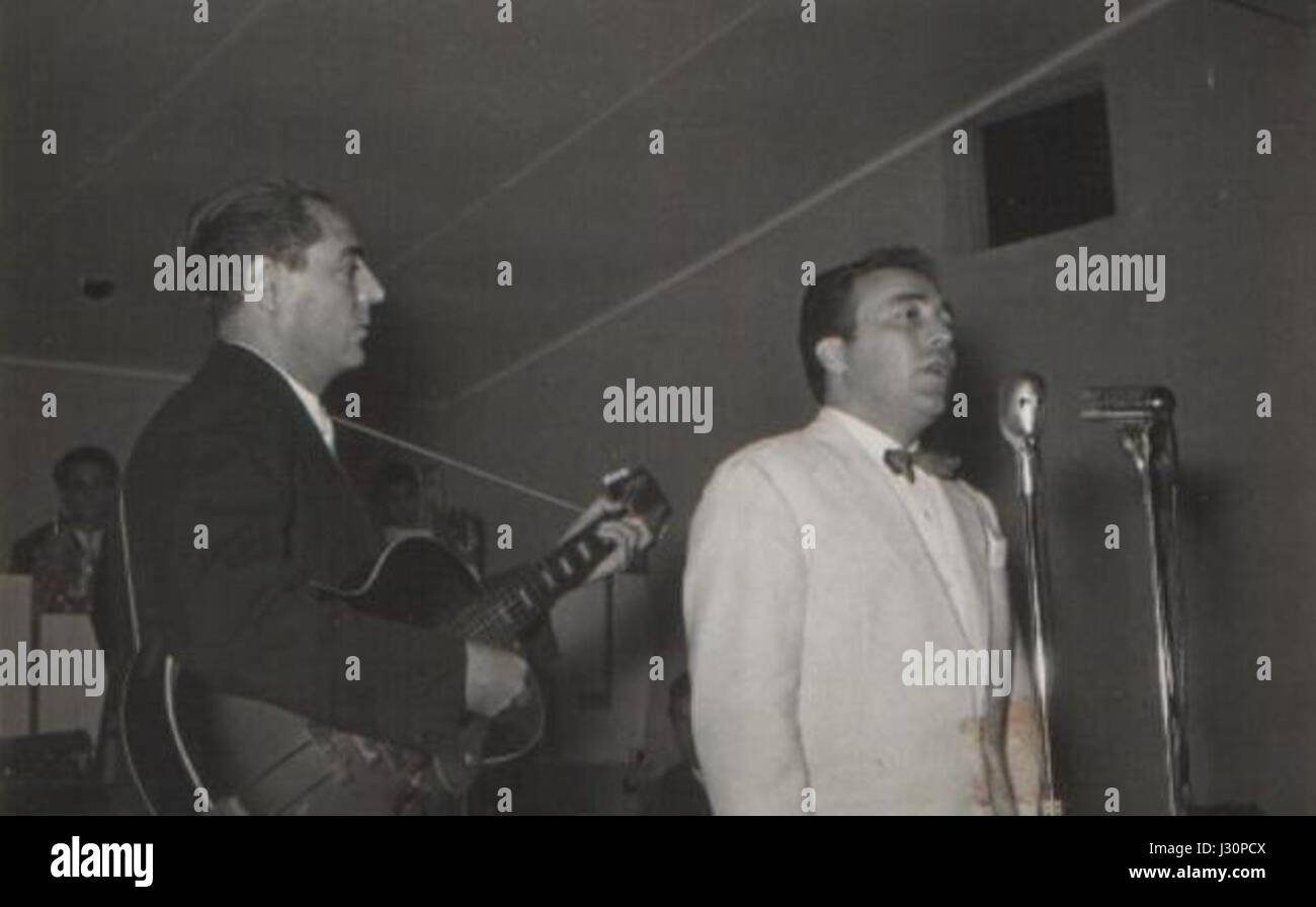 Gino Latilla e Pino Rucher erano cantanti italiani noti per i loro contributi musicali a metà del XX secolo. Le loro esibizioni, caratterizzate da stili vocali distinti, divennero una parte significativa della scena musicale italiana del dopoguerra. Foto Stock