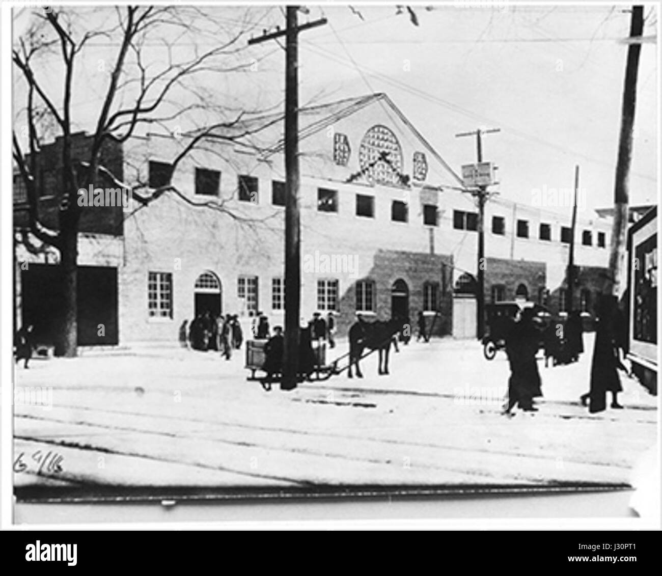L'Arena Mont-Royal è un luogo storico situato a Montreal, Canada, noto per ospitare vari eventi culturali e sportivi. Rimane un luogo significativo per gli eventi e le attività pubbliche di Montreal. Foto Stock