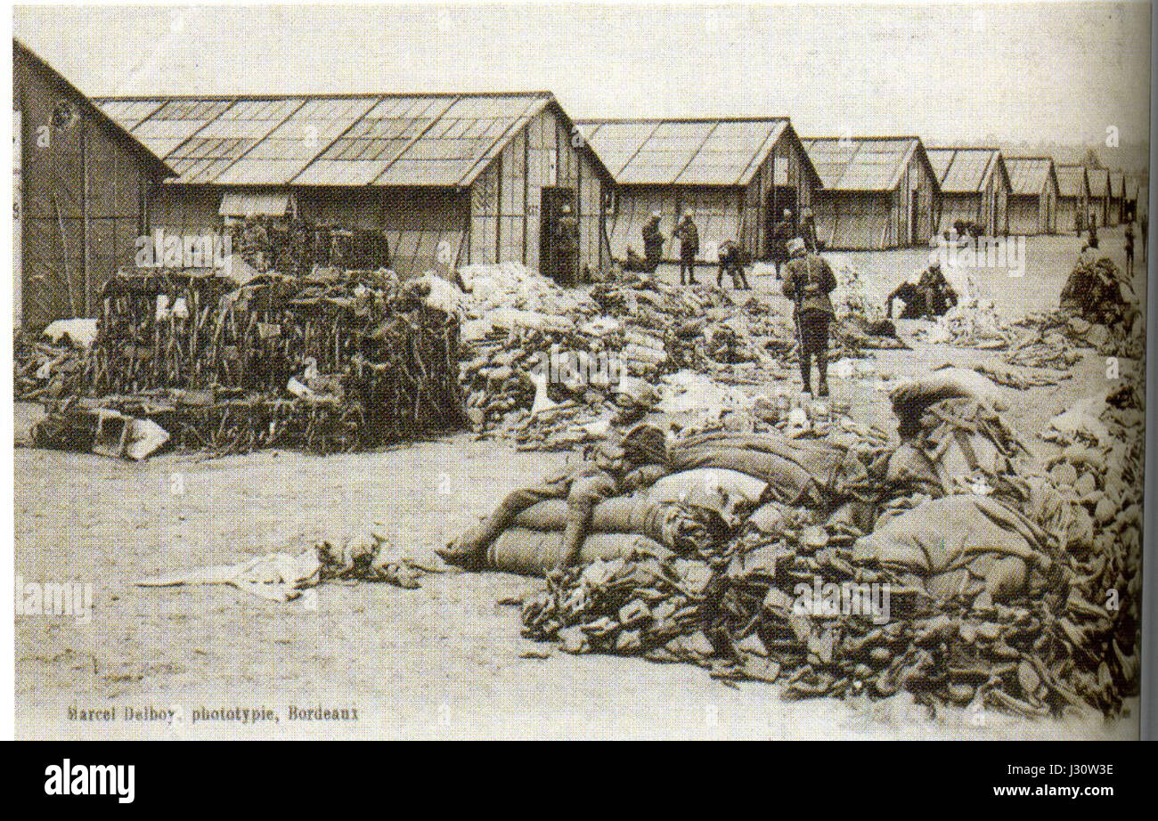 "Camp du Courneau" si riferisce a un campo militare o di internamento, con "les baraquements" che significa caserma. Questo titolo descrive probabilmente la disposizione o il contesto storico del campo, forse legato alla storia militare francese o a un evento specifico in tempo di guerra. Foto Stock