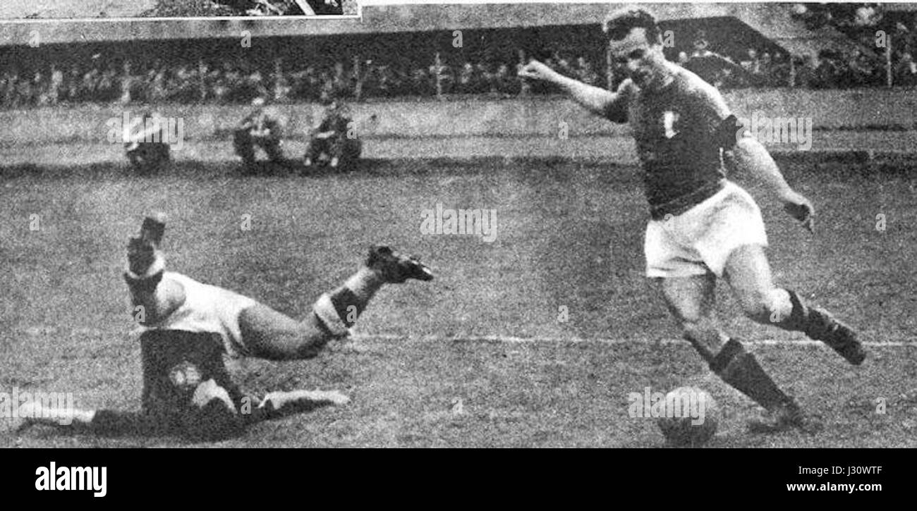 Un'immagine dell'11 maggio 1947, partita di calcio Italia-Ungheria a Torino, che mostra il giocatore italiano Valentino Mazzola che manovra abilmente davanti a un avversario, contribuendo alla vittoria dell'Italia nel 3-2. Foto Stock