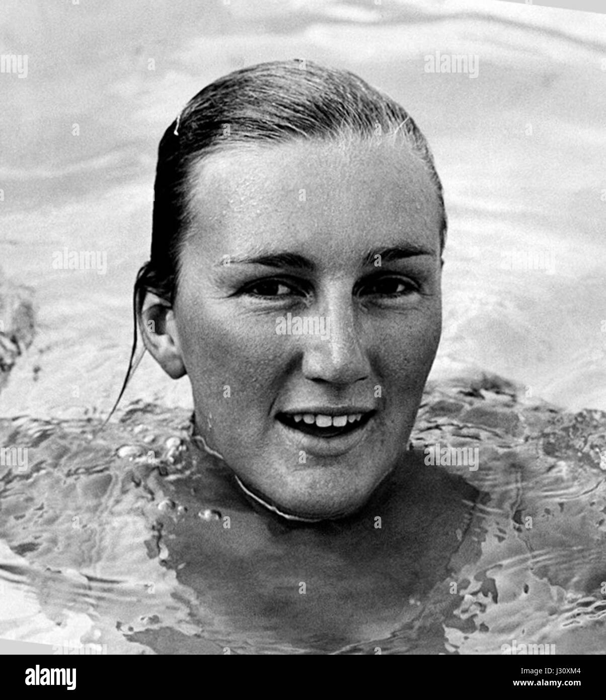 Lorraine Crapp è una nuotatrice australiana che ha ottenuto il riconoscimento internazionale negli anni '1960 Nota per i suoi risultati nel freestyle di 400 metri e nella staffetta 4x100 metri, è diventata una figura di spicco nel nuoto competitivo. Foto Stock