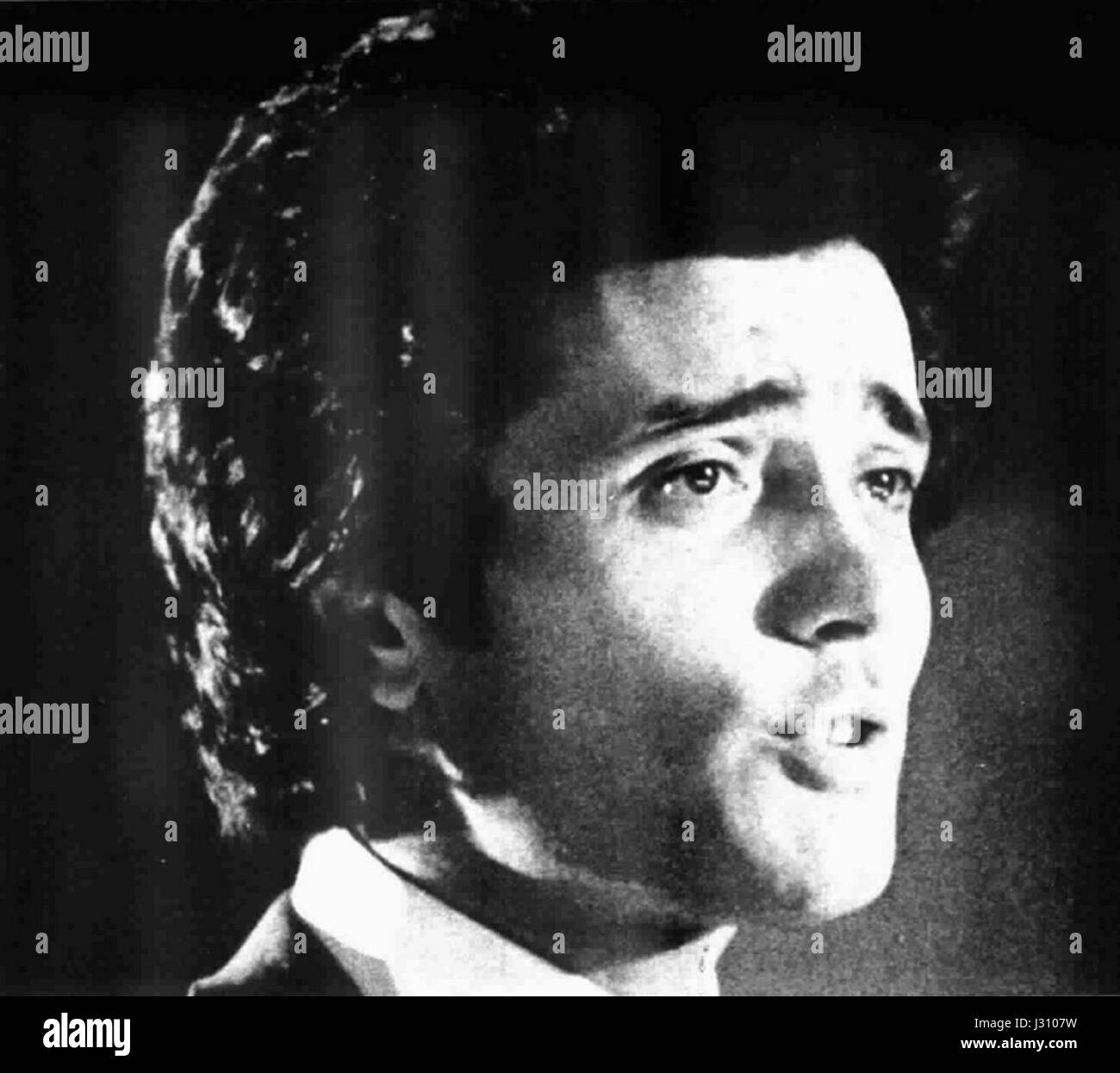 Gianni Nazzaro è stato un cantante e personaggio televisivo italiano, noto per i suoi contributi alla musica pop italiana negli anni '1970 e '1980 Ha guadagnato popolarità attraverso la sua musica e le sue apparizioni in televisione. Foto Stock