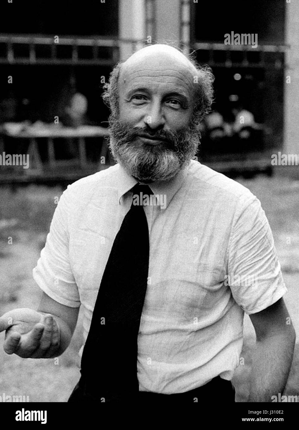 Vittorio Gregotti è stato un architetto e urbanista italiano il cui lavoro ha plasmato l'architettura moderna. Questo riferimento fa riferimento al suo lavoro nel 1975, forse legato allo sviluppo urbano o alla teoria architettonica. Foto Stock