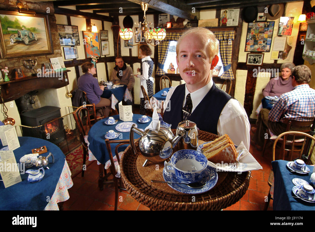 Uccello sulla roccia di sale da tè, Clungunford nello Shropshire, proprietario con Doug Hawkes che serve un tradizionale stile dispari sale da tè Foto Stock