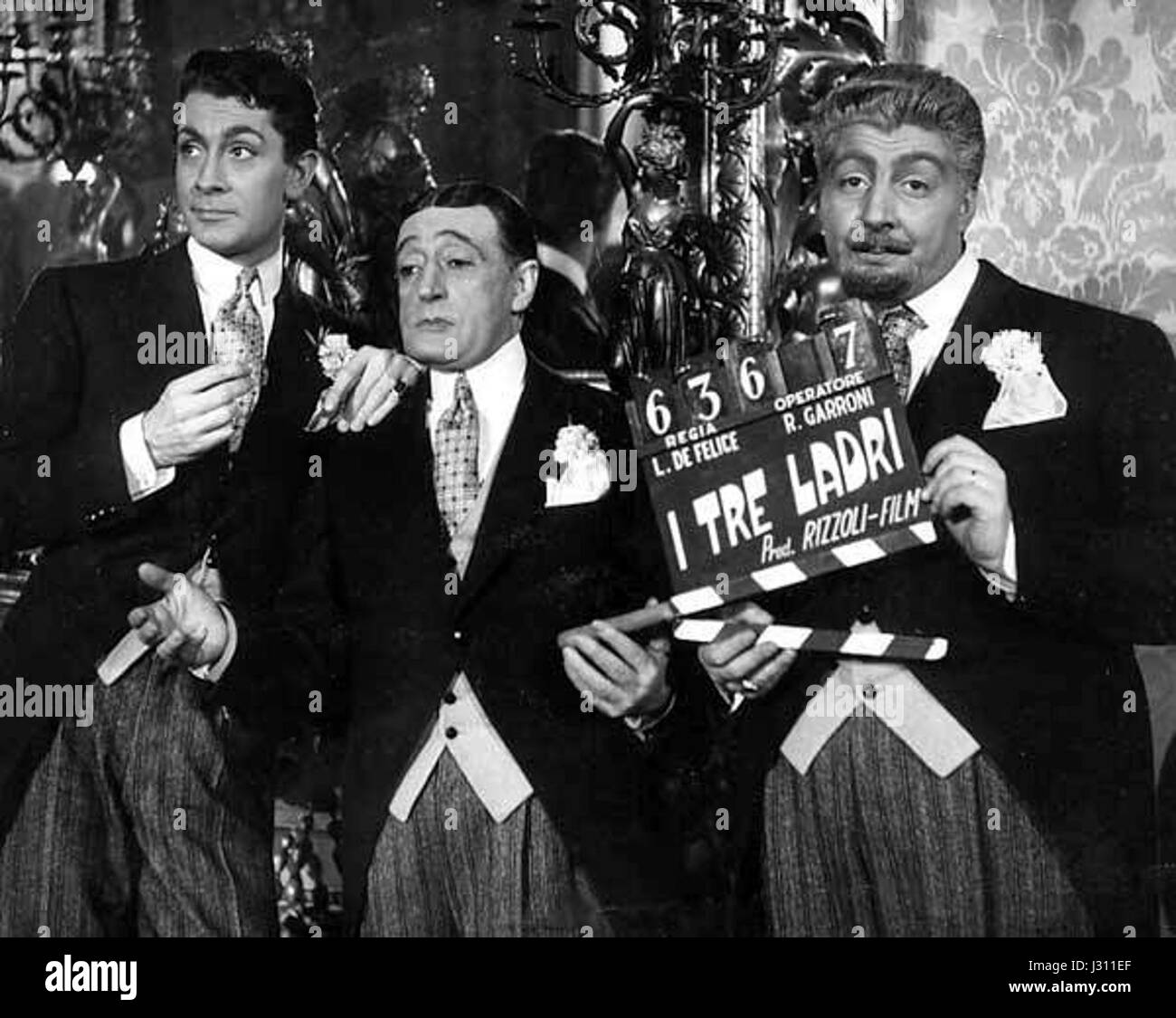 Una fotografia dietro le quinte della commedia italiana "i tre Ladri", raffigurante attori in personaggio, che catturano l'atmosfera teatrale. Foto Stock