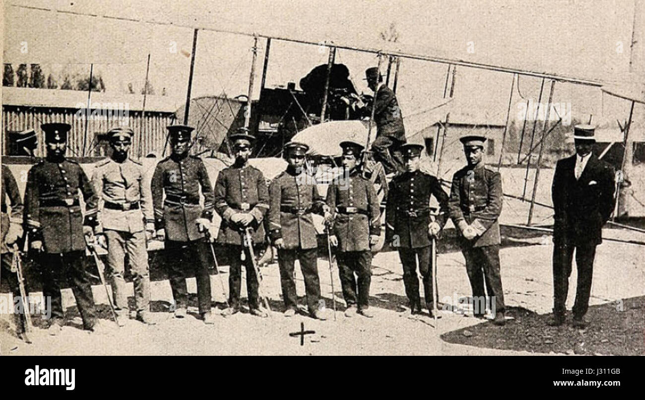 Adolfo Menadier fu una figura chiave nel settore dell'aviazione militare, probabilmente associata alla storia dell'aviazione militare in Spagna. Questa voce può riferirsi al suo ruolo o ai suoi contributi al campo, in particolare legati all'Aeronautica militare spagnola. Foto Stock