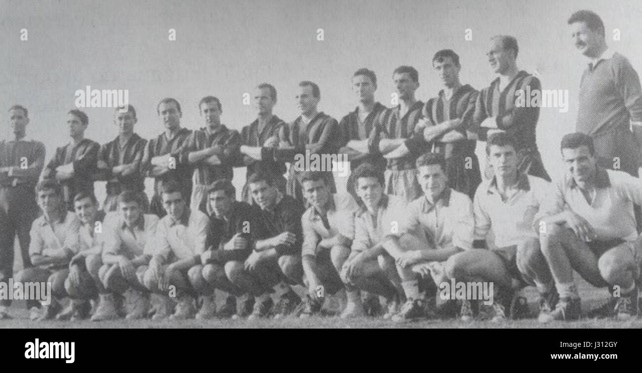 Questa immagine mostra la squadra di calcio di Avezzano calcio della stagione 1962-63, parte del sistema calcistico italiano. La squadra ha partecipato alle divisioni inferiori dell'Italia in quel periodo, segnando una parte significativa della storia del club. Foto Stock