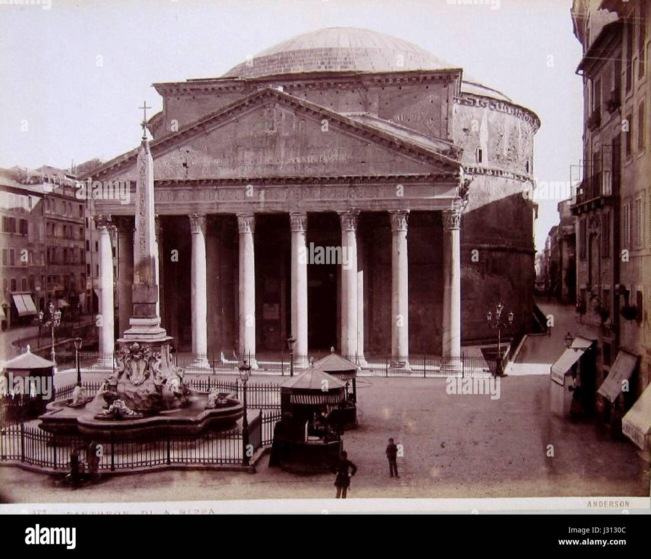 James Anderson (1813-1877) è stato un artista scozzese noto per le sue incisioni. La sua opera "Pantheon di Agrippa" raffigura il famoso edificio romano, il Pantheon, che si erge come monumento all'architettura e all'ingegneria romana. Foto Stock
