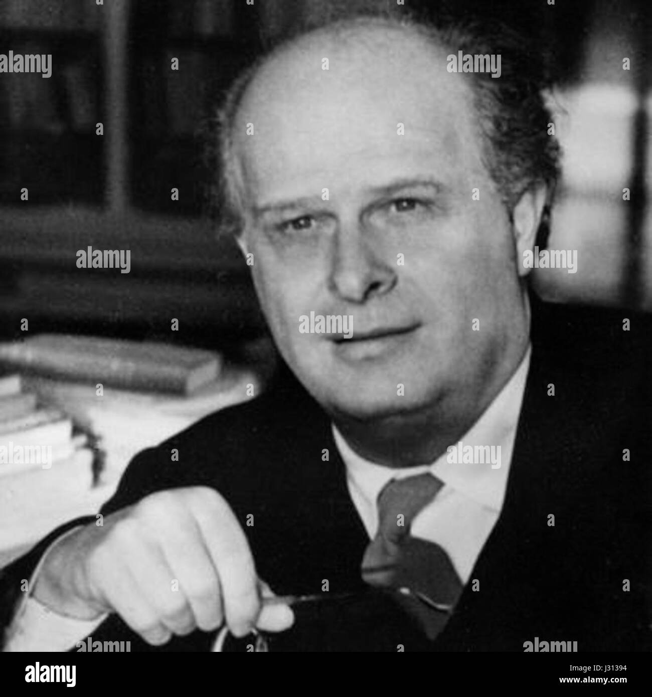 Adriano Olivetti è stato un imprenditore e industriale italiano noto per il suo lavoro nello sviluppo di macchine per ufficio e per aver stabilito una filosofia aziendale progressista. Questo fotoritratto (ritratto) probabilmente cattura la sua immagine. Foto Stock