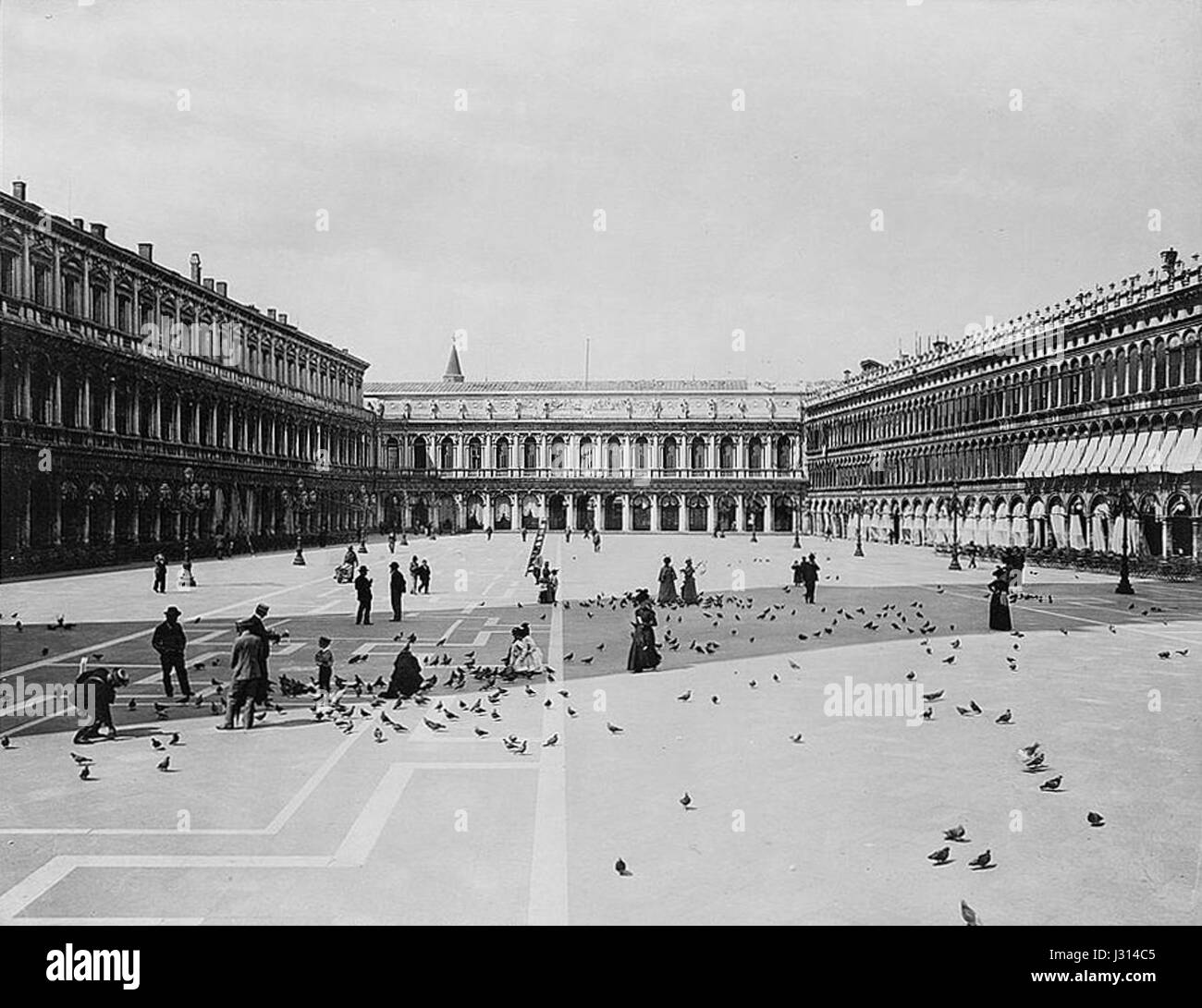 Una fotografia di Carlo Brogi (1850-1925) di Piazza San Marco a Venezia, che cattura l'iconica piazza e la sua grandezza architettonica tra la fine del XIX e l'inizio del XX secolo. Foto Stock