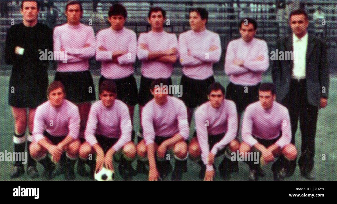 L'Associazione calcio Legnano è una società calcistica italiana con sede a Legnano, in Lombardia. Questa didascalia si riferisce alle prestazioni e al roster della squadra durante la stagione 1968-1969 nel sistema calcistico italiano. Il club ha una ricca storia nel calcio italiano, partecipando a vari campionati nel corso degli anni. Foto Stock