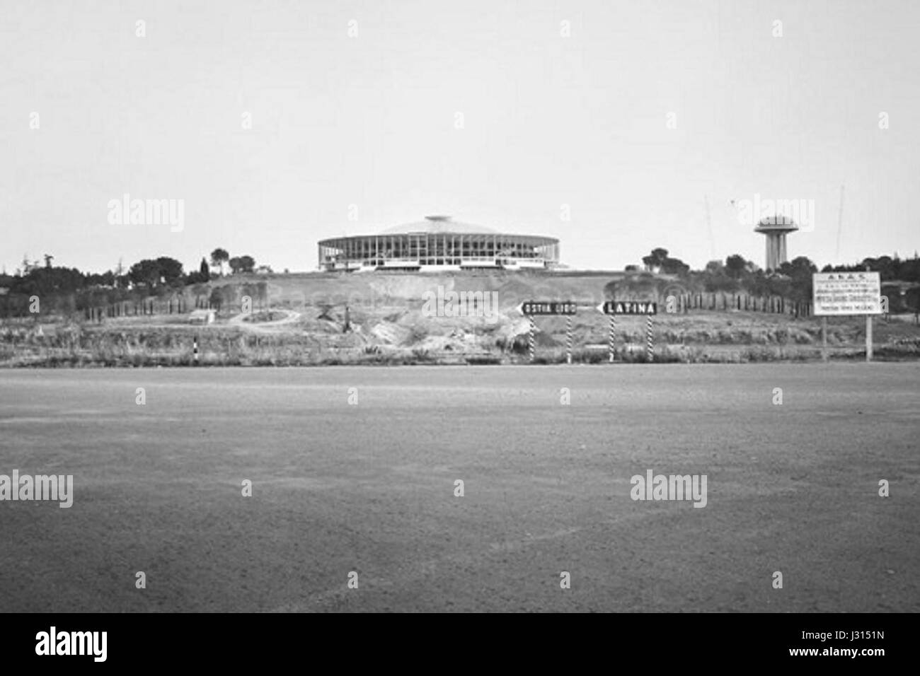Roma EUR si riferisce all'area di Roma sviluppata per l'Expo Mondiale 1958. Il quartiere è noto per la sua architettura modernista, che mostra la ripresa economica italiana del dopoguerra. Foto Stock