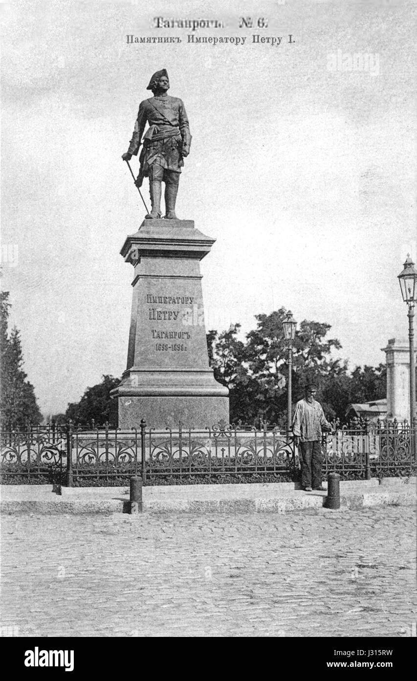 Questa scultura dell'artista russo Mark Antokolski ritrae Pietro il grande, lo zar russo che fu determinante nella modernizzazione della Russia tra la fine del XVII e l'inizio del XVIII secolo. L'opera cattura la presenza dominante dello zar e l'importanza storica. Foto Stock