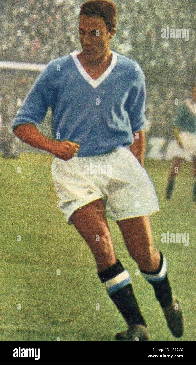 Questa immagine cattura un momento della stagione calcistica di serie A 1958-59, con una partita tra Juventus e Napoli. Guglielmo Costantini, calciatore italiano, è qui raffigurato, forse in azione durante il gioco. Foto Stock