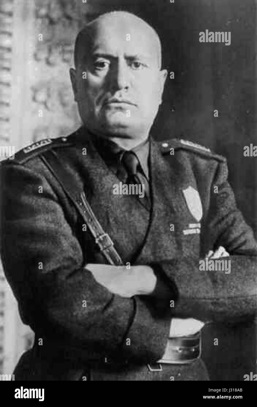 Un mezzobusto di Benito Mussolini è una scultura di busto che rappresenta il dittatore italiano. Queste sculture erano comuni durante il suo governo, riflettendo la sua posizione e il suo potere politico nell'Italia fascista. Foto Stock