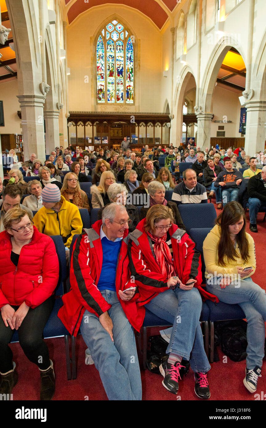 Rev.Andrew Alden, vicario di San Paolo Chiesa in Weston-Super-Mare, noto come il Vicario di Twitter, come la sua Congregazione sono incoraggiati a tweet lui Foto Stock