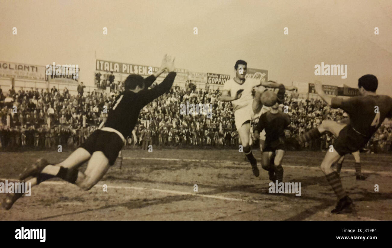 Questa immagine cattura una partita di calcio tra Treviso e Catania nella stagione di serie B 1951-52 del calcio italiano. Il gioco faceva parte del campionato italiano di calcio di secondo livello, con entrambe le squadre in competizione per la promozione. Foto Stock