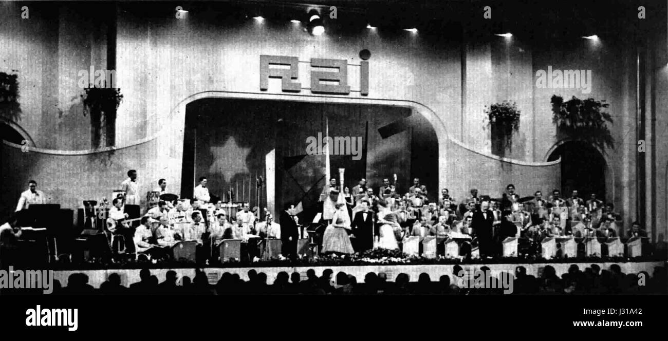 Sanremo, Italia, nel 1957 è esposta in questa immagine, che riflette il fascino di questa città costiera con la sua architettura mediterranea e il fascino del mare. La città è famosa per le sue vedute panoramiche e il suo significato culturale. Foto Stock